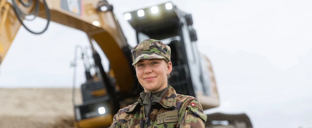 Soldatin Ronja Hohl: Baumaschinenfahrerin in der Rekrutenschule